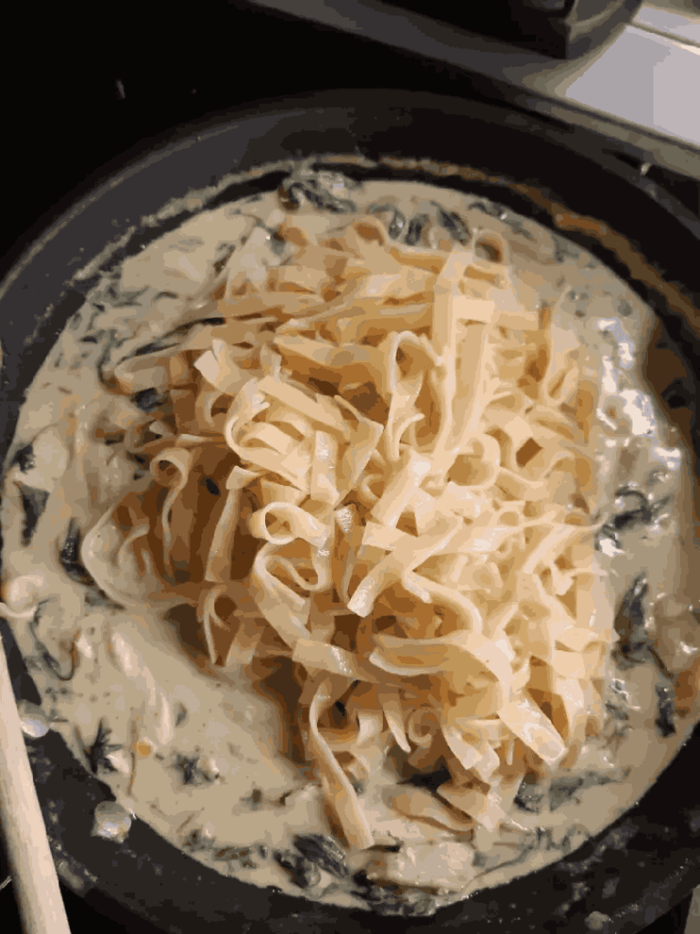 Tejszínes gombás rukkolás szélesmetélt