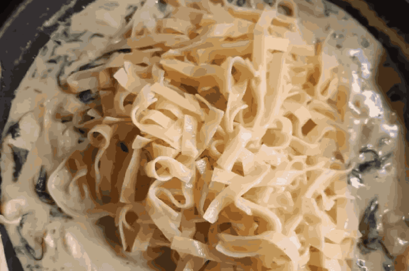 Tejszínes gombás rukkolás szélesmetélt